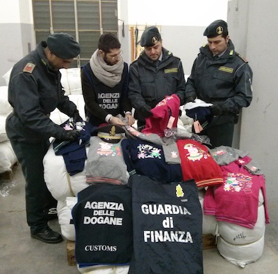 falsi vestiti di peppa pig sequestrati 